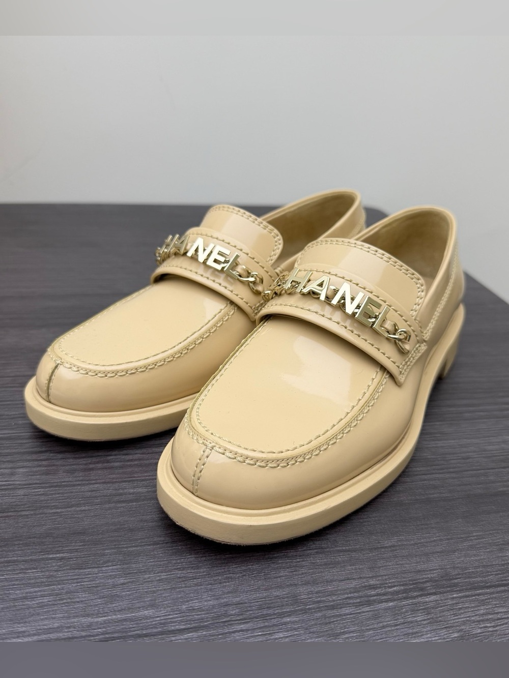 🚩steal CHANEL Cream Patent Leather Loafers with Gold Chain Logo
